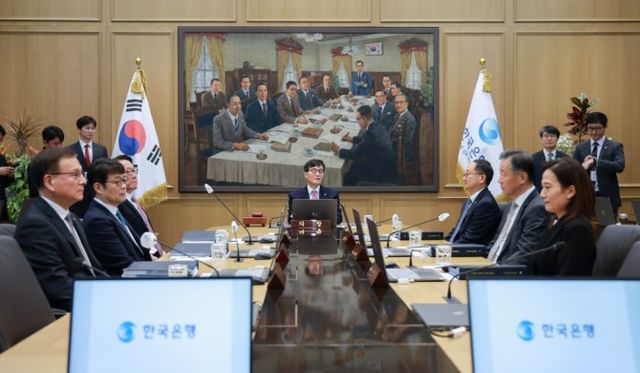 이창용 한국은행 총재가 16일 오전 서울 중구 한국은행에서 열린 금융통화위원회 본회의를 주재하고 있다. 금통위 7인 체제 모습. / 사진제공= 한국은행(2025.01.16)