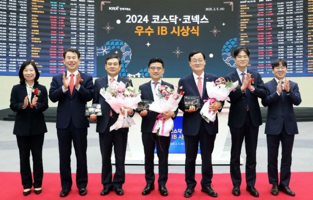 한국거래소는 5일 오후 3시 서울사옥에서 '2024년 코스닥/코넥스 시장 우수IB'를 선정해 시상했다. 기념촬영. 왼쪽부터 이미현 한국거래소 코스닥시장본부장보, 정은보 한국거래소 이사장, 김성현 KB증권 대표이사, 김미섭 미래에셋증권 부회장, 서정학 IBK투자증권 대표이사, 민경욱 한국거래소 코스닥시장본부장, 이충연 한국거래소 코스닥시장본부장보. / 사진제공= 한국거래소(2025.02.05)