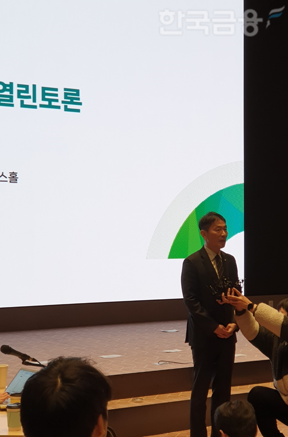 이복현 금융감독원장이 6일 서울 여의도 한국거래소에서 열린 '한국증시 활성화를 위한 열린 토론' 행사 후 기자들과 만나 질의응답을 하고 있다. / 사진= 한국금융신문(2025.02.06)