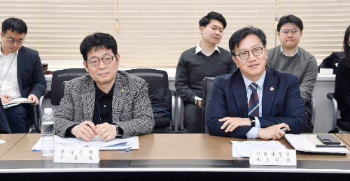 김범석 기획재정부 차관이 7일 오후 서울 중구 은행회관에서 열린 '외환건전성협의회'를 주재하고 모두발언을 하고 있다. 왼쪽부터 유상대 한국은행 부총재, 김범석 기획재정부 차관. / 사진제공= 기획재정부(2025.03.10)