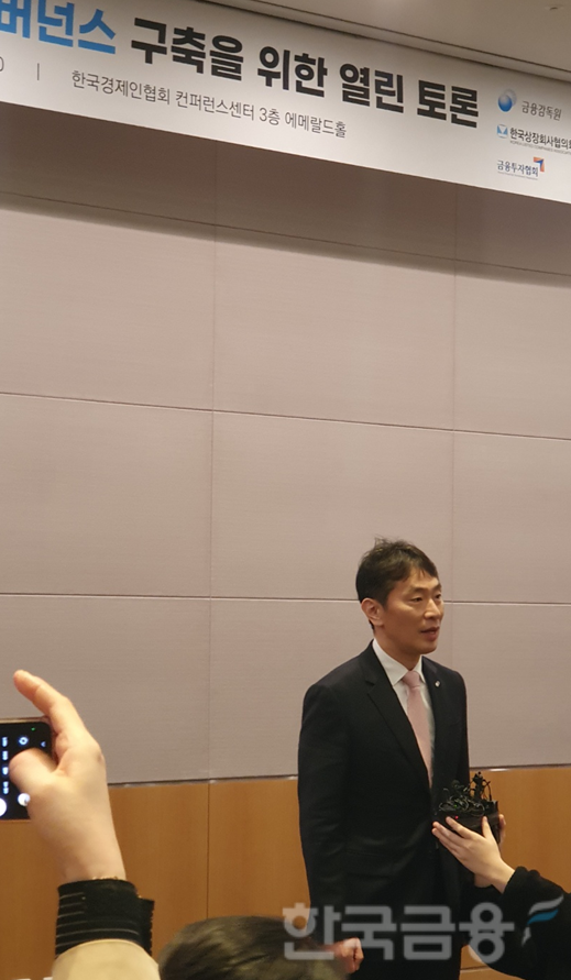 이복현 금융감독원장이 13일 서울 여의도 한국경제인협회에서 열린 '기업-주주 상생의 거버넌스 구축을 위한 열린 토론'을 마치고 난 뒤 기자들과 질의응답을 하고 있다. / 사진= 한국금융신문(2025.03.13)