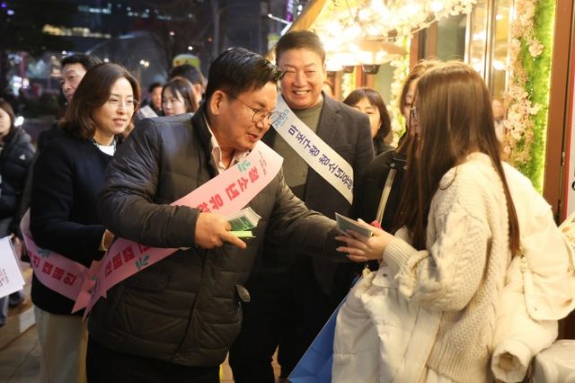 박강수 마포구청장이 레드로드를 찾은 청소년에게 마포구청소년상담복지센터 리플릿을 전달하는 모습./사진제공=마포구