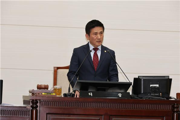 김성철 용산구의회 의장이 본회의를 주재하는 모습./사진제공=용산구의회