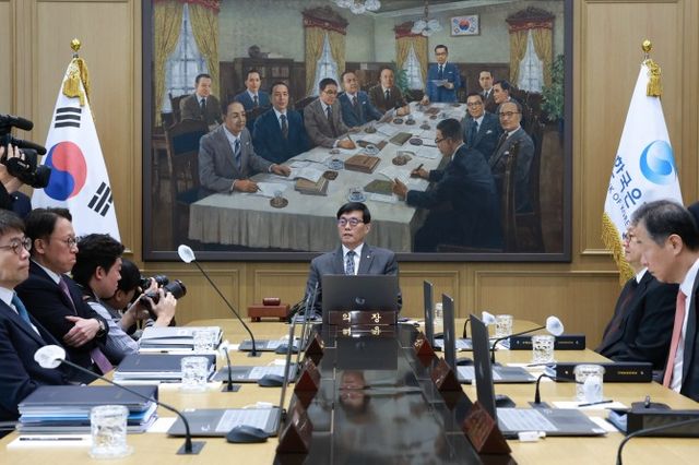 이창용 한국은행 총재가 25일 오전 서울 중구 한국은행에서 열린 금융통화위원회 본회의를 주재하고 있다. 금통위 7인 체제 모습. / 사진제공= 한국은행(2025.02.25)