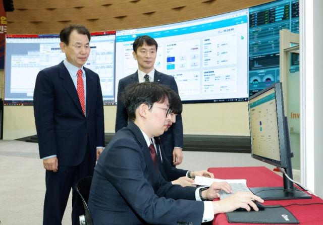 한국거래소는 19일 오전 서울사옥에서 금융감독원, 금융투자협회, 주요 국내 증권사 및 글로벌IB 등이 참석한 가운데 '공매도 전산시스템 구축 시연회'를 개최했다. 정은보 한국거래소 이사장(사진 왼쪽)과 이복현 금융감독원장(사진 오른쪽)이 모의 데이터를 이용한 불법공매도 적출 시연을 지켜보고 있다. / 사진제공= 한국거래소(2025.03.19)