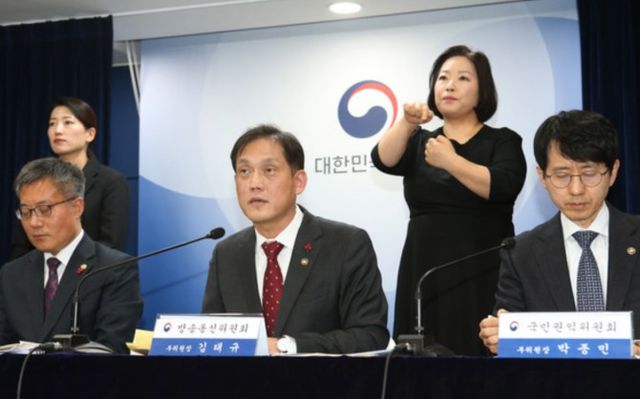 김태규 방통위원장 직무대행(가운데)이 지난 1월 13일 정부서울청사에서 2025년 방통위 업무계획에 대한 사전 브리핑을 하고 있다. / 사진제공=방송통신위원회