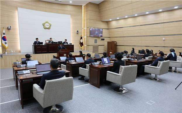 김성철 용산구의회 의장이 본회의를 주재하는 모습./사진제공=용산구의회