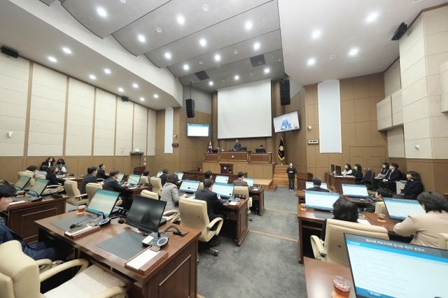 백남환 마포구의회 의장이 본회의를 주재하는 모습./사진제공=마포구의회