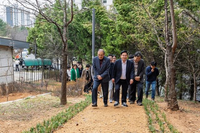 박강수 마포구청장(앞줄 왼쪽에서 두번째)과 백남환 마포구의장(첫번째)이 부엉이근린공원 맨발 황톳길을 점검하기 위해 현장을 방문한 모습./사진제공=마포구