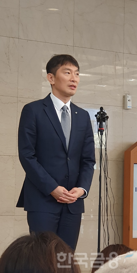 이복현 금융감독원장이 19일 서울 명동 은행회관에서 은행장 간담회를 마치고 기자들과 만난 자리에서 질의응답을 하고 있다. / 사진= 한국금융신문(2025.02.19)