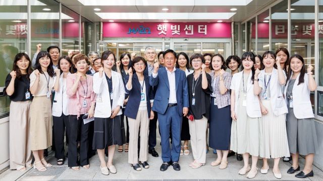 박강수 마포구청장이 관계 공무원들과 햇빛센터 개관식에서 기념촬영을 하는 모습./사진제공=마포구