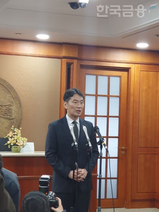 이복현 금융감독원장이 10일 여의도 금융투자협회에서 열린 '자산운용사 CEO 간담회'를 마치고 기자들과 질의 응답을 하고 있다. / 사진= 한국금융신문(2025.04.10)