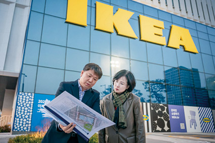 ▲ 이수희(오른쪽) 강동구청장고덕비즈밸리 강동 아이파크 더리버 일대 현장을 점검하고 있다. 사진제공 = 강동구