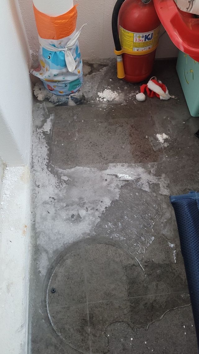 우수관을 통해 역류된 물이 얼음이 됐다./사진제공=이 모씨