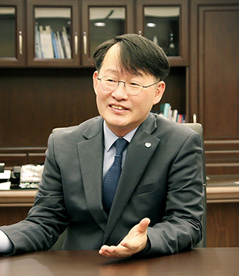 △ 서울 대광고 / 서울대학교 경영학과 졸업 / 미국 웨스트버지니아주립대학교 경제학 박사 / 1993 제37회 행정고시 합격 / 2010.02. 금융위원회 글로벌금융과 과장 / 2012.03. 금융위원회 공정시장과 과장 / 2012.08. 금융위원회 금융소비자과 과장 / 2017.07. 금융위원회 자본시장조사단 단장 / 2018.03. 국무조정실 정부합동부패예방감시단 경제민생팀장 / 2020.01. 금융위원회 구조개선정책관 / 2023.01.~ 제3대 한국신용정보원 원장