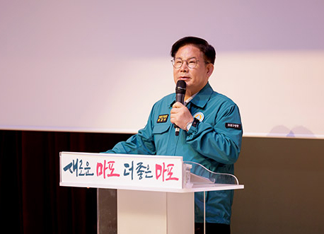 ▲ 박강수 마포구청장이 민방위대장 대상 교육을 진행하는 모습. 사진제공 = 마포구