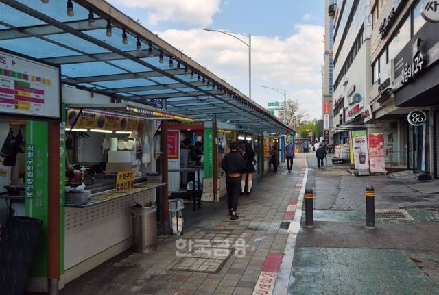 21일 오후 1시 반 무렵 서울 동작구 노량진역 '컵밥' 거리가 한산한 모습이다. / 사진=한상현 기자