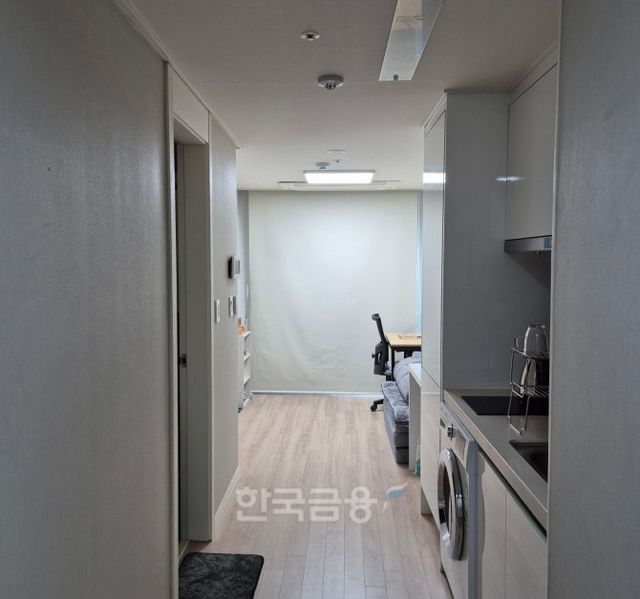 노량진 한 도시형생활주택 내 현관에서 촬영한 전용면적 15.38㎡ 매물 전경이다. 관리비는 별도이고 보증금 1000만원에 월세 70만원대 수준이다. / 사진=한상현 기자