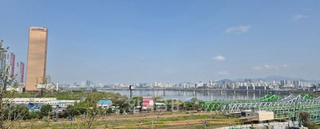 서울 동작구 노량진동 사육신공원에서 바라본 한강 전경이다. / 사진=한상현 기자