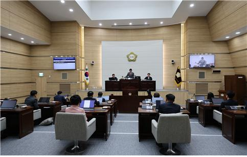 김성철 용산구의회 의장이 임시회 본회의를 주재하는 모습./사진제공=용산구의회