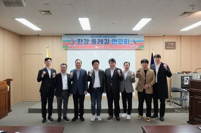 왼쪽부터 마포구의회 채우진·홍지광·이한동·신종갑·강동오·이상원 의원이 한강 둘레길 착수보고회에서 기념촬영을 하는 모습./사진제공=마포구의회