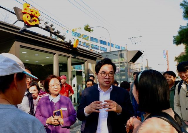 박일하 동작구청장이 ‘동작중고거래 스마트쉼터’를 방문해 주민들과 이야기를 나누고 있다./사진제공=동작구