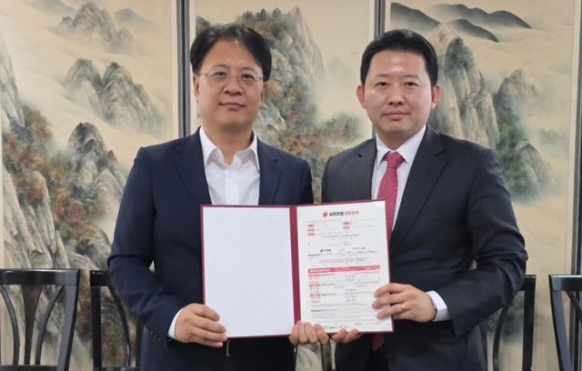 장진영 국민의힘 동작갑 당협위원회 위원장(왼쪽)과 이주현 동작구의회 의원(오른쪽)이 지난 21일 국민의힘 입당식을 진행하고 기념 촬영하고 있다. / 사진제공=이주현 의원