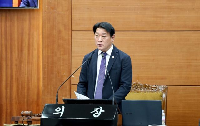 정재천 동작구의회 의장이 24일 의회 본회의장에서 회의를 주재하고 있다. / 사진제공=동작구의회