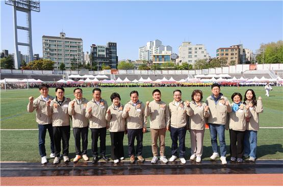 용산구의회 의원들이 한마음 체육대회에서 기념촬영을 하는 모습./사진제공=용산구의회