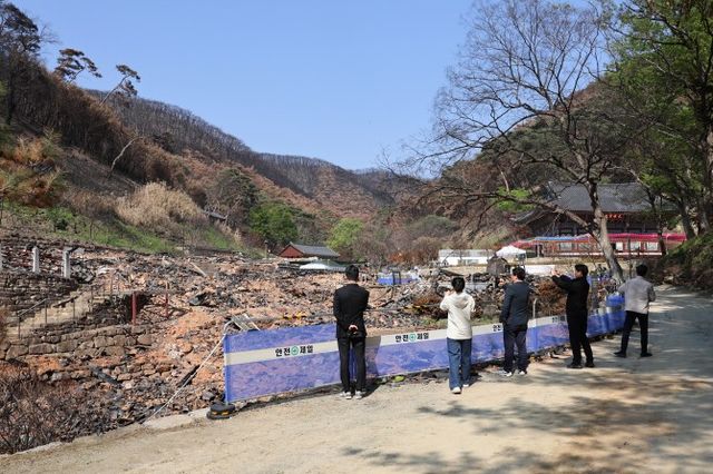 지난 25일 안동시에 방문한 동작구의회 의원들이 산불 피해 현장을 살피고 있다. / 사진제공=동작구의회