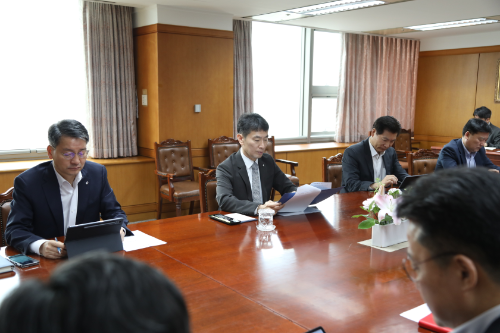 금융감독원은 8일 F4(Finance 4) 회의 직후 이복현 원장 주재로 '미 상호관세 대응 점검 회의'를 개최했다. / 사진제공= 금융감독원(2025.04.08)