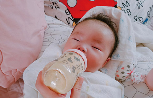 ▲ 분유를 먹는 아기 모습. 사진 = 한국금융신문 DB