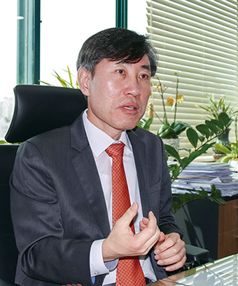 △ 서울대학교 물리학 학사 고려대학교 국제대학원 졸업 중국 길림대학교 경제학 박사 / 2012~2016 제19대 국회의원(농해수위 위원, 국토위 위원), 2016~2020 제20대 국회의원(예결위 위원, 환노위 간사, 국방위 간사), 2017 국회 헌법개정특별위원회 간사, 2020~2024 제21대 국회의원(국방위 간사)