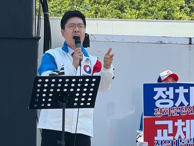 지난 12일 부산역 광장에서 첫 유세 중인 자유통일당 구주와 대선 후보. ⓒ 자유통일당