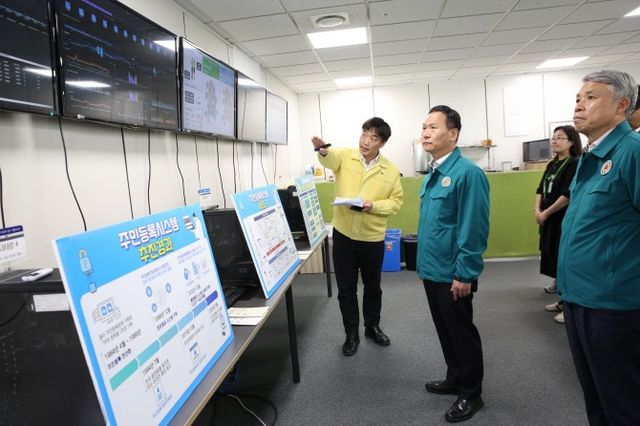 박덕수 한국지역정보개발원 원장이 선거인명부 작성을 위한 주민등록시스템 운영 현황에 대한 보고를 받는 모습./사진제공=한국지역정보개발원