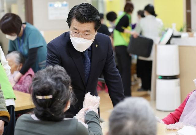 서강석 송파구청장이 복지시설을 방문해 어르신과 소통하는 모습./사진제공=송파구