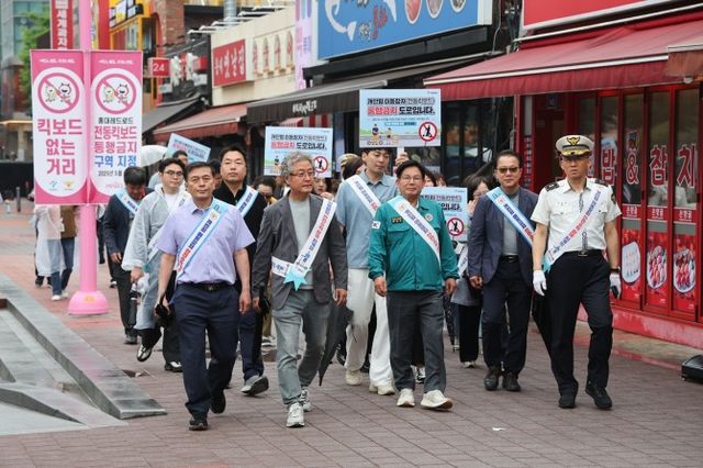 박강수 마포구청장과 관계 공무원이 홍대 레드로드에서 ‘킥보드 없는 거리’ 캠페인에 나섰다./사진제공=마포구 