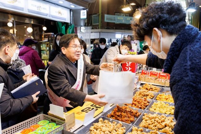 박강수 마포구청장이 전통시장에서 상인들과 소통하는 모습./사진제공=마포구