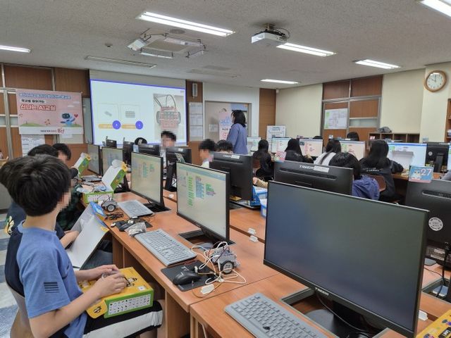 서빙고초등학교에서 신나는 AI교실 수업을 진행되고 있다./사진제공=용산구