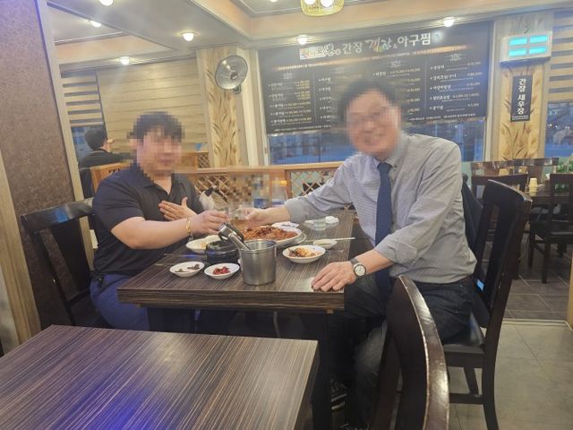 서울 한 대학교 건축학과 교수인 박씨(오른쪽)와 소통하는 모습./사진=주현태 기자