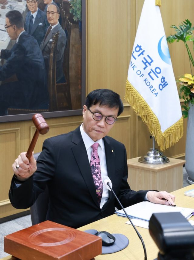 이창용 한국은행 총재가 29일 오전 서울 중구 한국은행에서 열린 금융통화위원회 본회의를 주재하고 있다. 의사봉을 두드리는 모습. / 사진제공= 한국은행(2025.05.29)