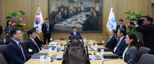 이창용 한국은행 총재가 17일 오전 서울 중구 한국은행에서 열린 금융통화위원회 본회의를 주재하고 있다. 금통위 7인 체제 모습. / 사진제공= 한국은행(2025.04.17)