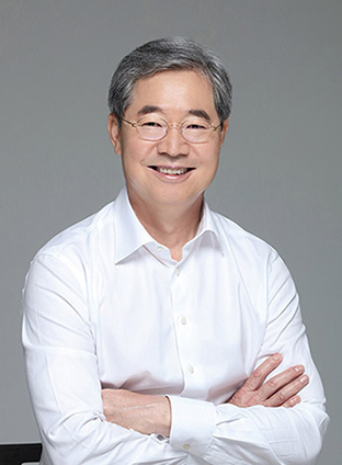 △ 1963년생 / 영남대학교 행정학 졸업 / 대동은행 융자부, 인사부 / 국민은행 부산, 울산지역본부장 / 국민은행 영등포지역 영업그룹 대표 / KB캐피탈 기업금융본부 전무, 부사장 /KB캐피탈 경영자문역(고문) / 영안그룹 사업관리실 사장 / 현 한국캐피탈 대표이사