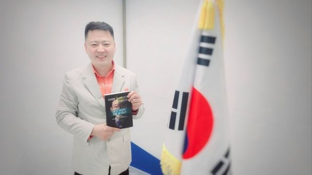 배경혁 자유통일당 정책대변인 겸 정책국장이 최성 전 고양시장의 저서 ‘이재명 대세론인가? 불가론인가?’를 소개하고 있다. ⓒ 자유통일당