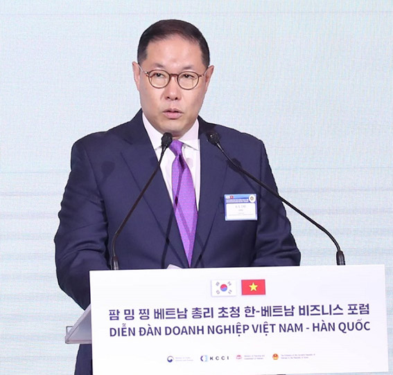 △1971년생 / 경복고 / 미국 브라운대 경제학 / 베인앤컴퍼니 컨설턴트 / 효성 구조조정TFT 경영혁신팀 / NTT커뮤니케이션즈 법인영업담당 / 효성 전략본부 경영혁신팀 / 효성 산업자재PG(현 효성첨단소재)장, 효성 화학PG(현 효성화학) 최고마케팅책임자, 효성 전략본부장/ (현)HS효성 대표이사 부회장/ (현)HS효성첨단소재 대표이사