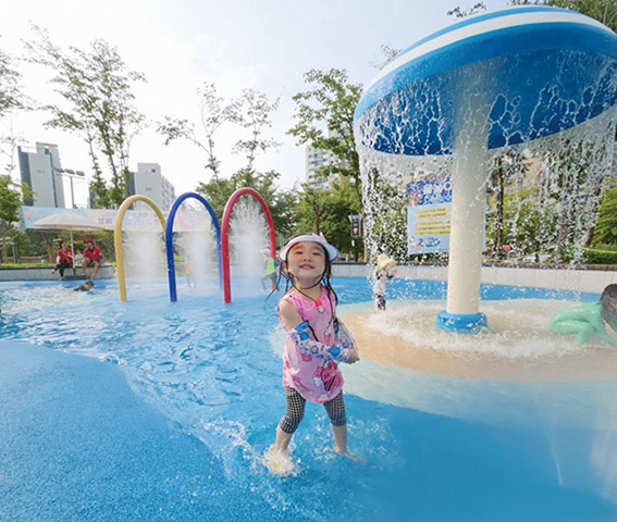 ▲ 서울시 서대문구 중앙근린공원 물놀이터에서 아이들이 뛰노는 모습. 사진 = 주현태 기자