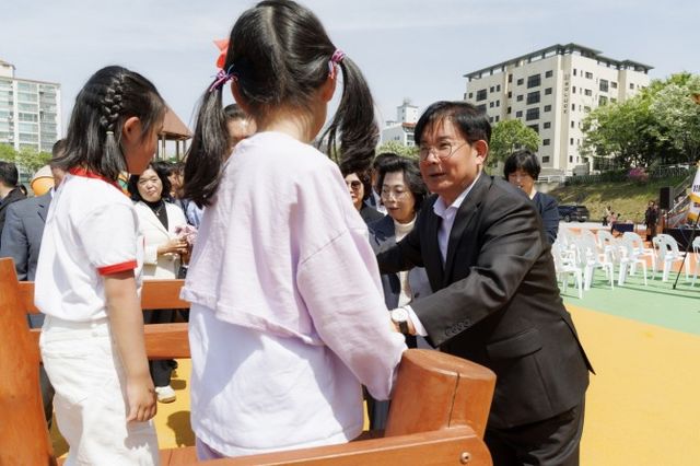 박강수 마포구청장이 망원유수지 어린이체육센터에서 어린이들과 소통하는 모습./사진제공=마포구