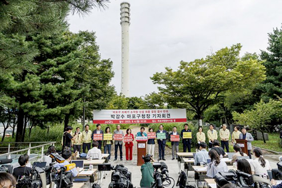 ▲ 박강수 마포구청장과 관계자들이 마포자원회수시설 앞에서 쓰레기 소각장 신설 철회를 촉구하는 모습. 사진제공 = 마포구