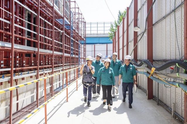 박희영 용산구청장(가운데)이 지난 5일 이촌 현대아파트 리모델링 공사장을 방문해 현장을 점검하는 모습./사진제공=용산구