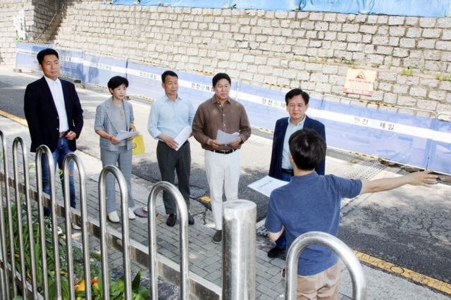 오른쪽부터 윤판오 서울 중구의회 의장, 길기영 의원, 송재천 복지건설위원장, 이정미 의원 허상욱 의원이 공사 관계자에게 공사 현황을 듣고 있는 모습./사진제공=중구의회